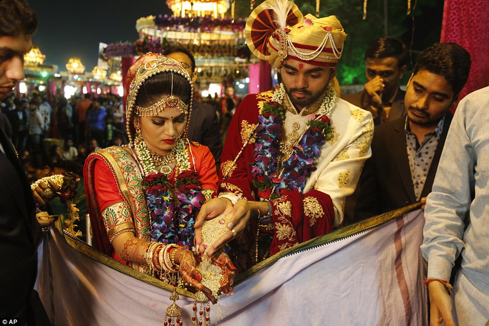 Уже не бесприданницы: индийский торговец бриллиантами одновременно выдал замуж 251 девушку 17