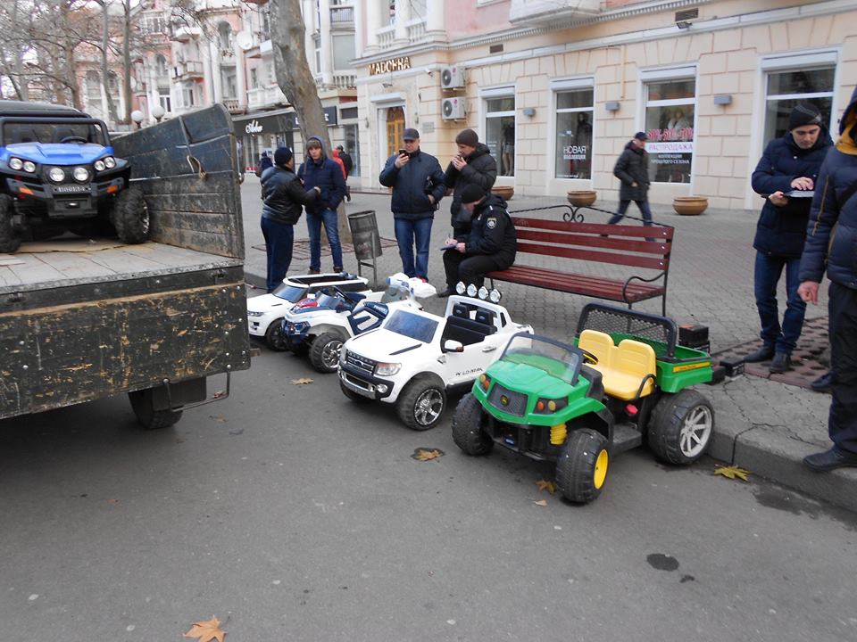 И мест грибных знать не надо: в Николаеве на ул. Соборной правоохранители в очередной раз изъяли нелегальные детские электромобили 15