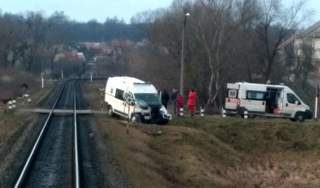 Под Львовом скорая попала под поезд. Пострадавших увезла другая скорая