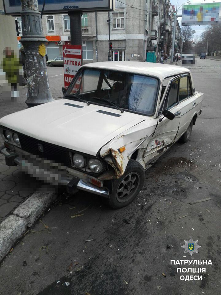 В Одессе пьяный водитель пытался заехать на машине в супермаркет 2