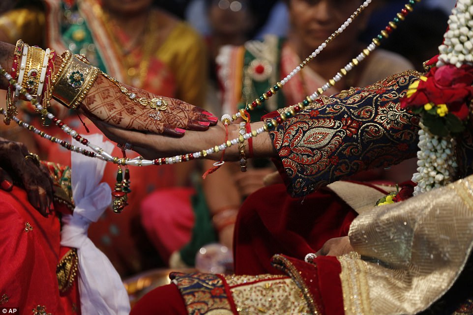 Уже не бесприданницы: индийский торговец бриллиантами одновременно выдал замуж 251 девушку 19