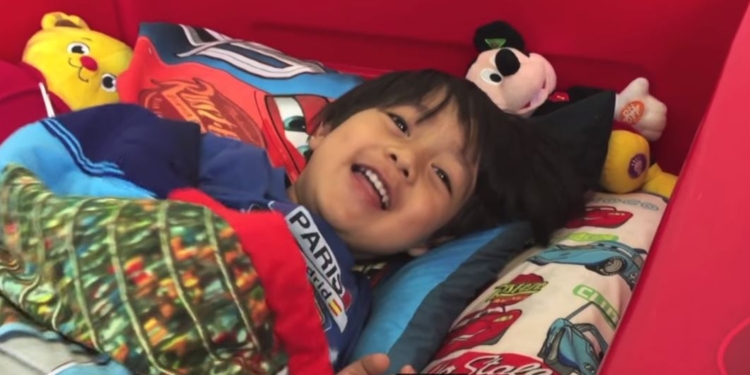 Все дети в восторге от новых игрушек, не все умеют на этом зарабатывает. А 6-летний Райан заработал $11 млн.