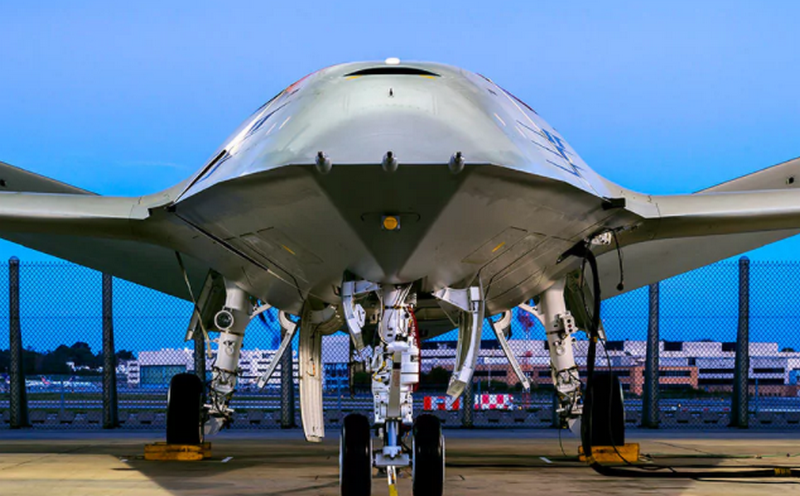 Boeing презентовал дрон, заправляющий в воздухе боевые самолеты 1
