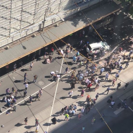 В Мельбурне автомобиль въехал в толпу пешеходов - около 15 человек пострадало 1