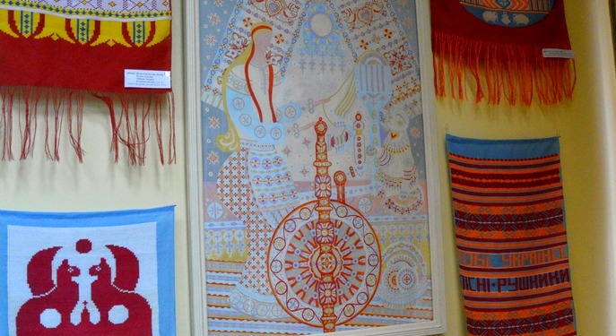 «На крыльях тканых рушников»: в Николаеве открылась персональная выставка Татьяны Базилевской-Барташевич