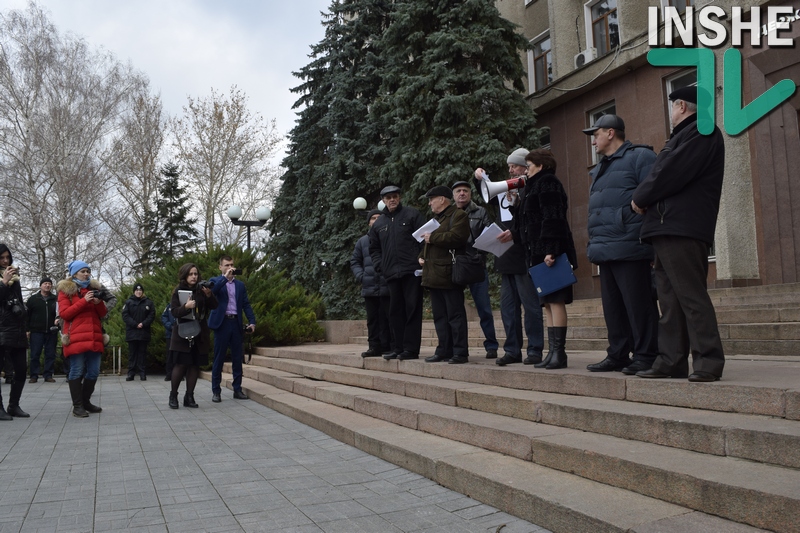 Пенсионеры и ветераны силовых структур Николаевской области под зданием ОГА требовали перерасчёта пенсий 13