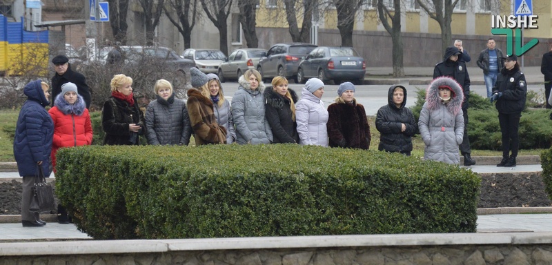 День ВСУ в Николаеве: горожане возложили цветы к Мемориальному комплексу в честь погибших героев АТО 10