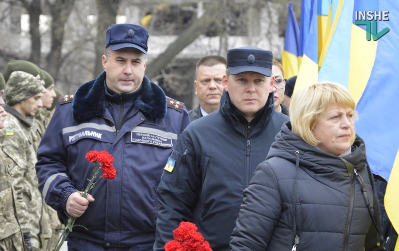 День ВСУ в Николаеве: горожане возложили цветы к Мемориальному комплексу в честь погибших героев АТО 12