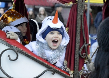 День Святого Николая в Николаеве: сотни горожан прошли колонной к городской елке