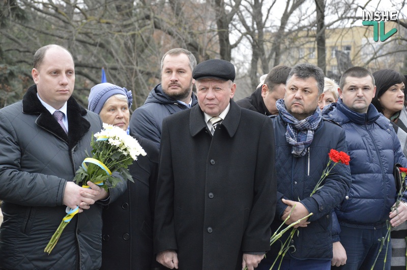 День ВСУ в Николаеве: горожане возложили цветы к Мемориальному комплексу в честь погибших героев АТО 14