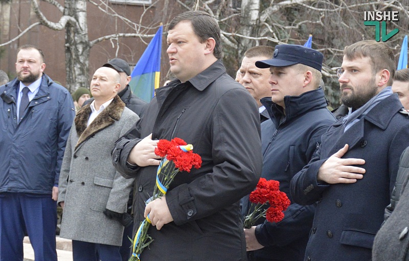 День ВСУ в Николаеве: горожане возложили цветы к Мемориальному комплексу в честь погибших героев АТО 24