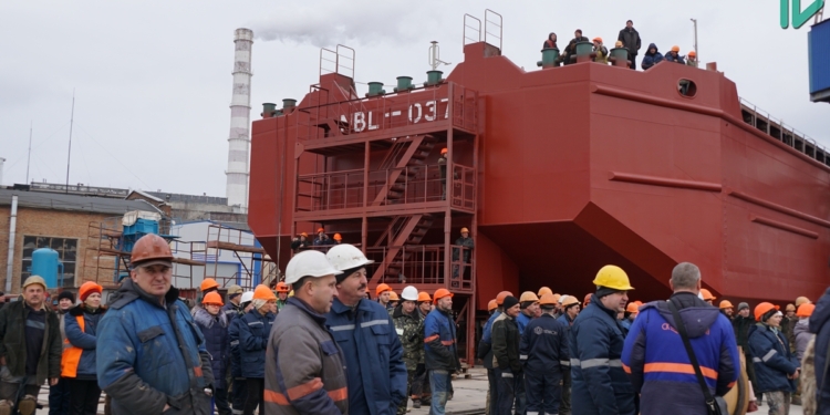 Реконструкция и строительство. «НИБУЛОН» спустил на воду плавкран, расширяет слип, удлиняет набережную и строит новый комплекс на терминале