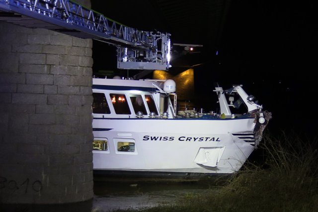 В Германии пассажирское судно врезалось в опору моста. 25 пострадавших 7