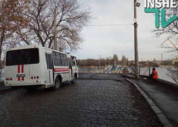 Работники КП «ЭЛУ автодорог» вместе со спасателями откачивают воду из понтонного моста в центре Николаева