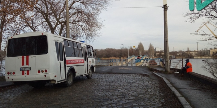 Работники КП «ЭЛУ автодорог» вместе со спасателями откачивают воду из понтонного моста в центре Николаева