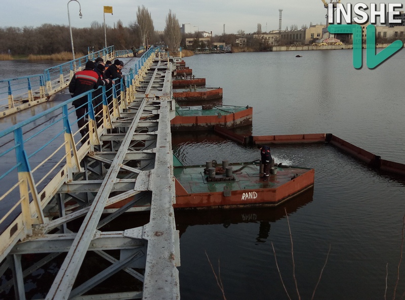 Работники КП «ЭЛУ автодорог» вместе со спасателями откачивают воду из понтонного моста в центре Николаева 1