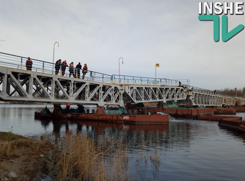 Работники КП «ЭЛУ автодорог» вместе со спасателями откачивают воду из понтонного моста в центре Николаева 3