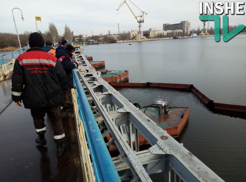 Работники КП «ЭЛУ автодорог» вместе со спасателями откачивают воду из понтонного моста в центре Николаева 5