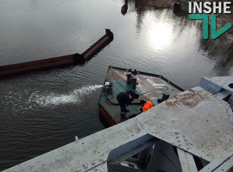 Работники КП «ЭЛУ автодорог» вместе со спасателями откачивают воду из понтонного моста в центре Николаева 7
