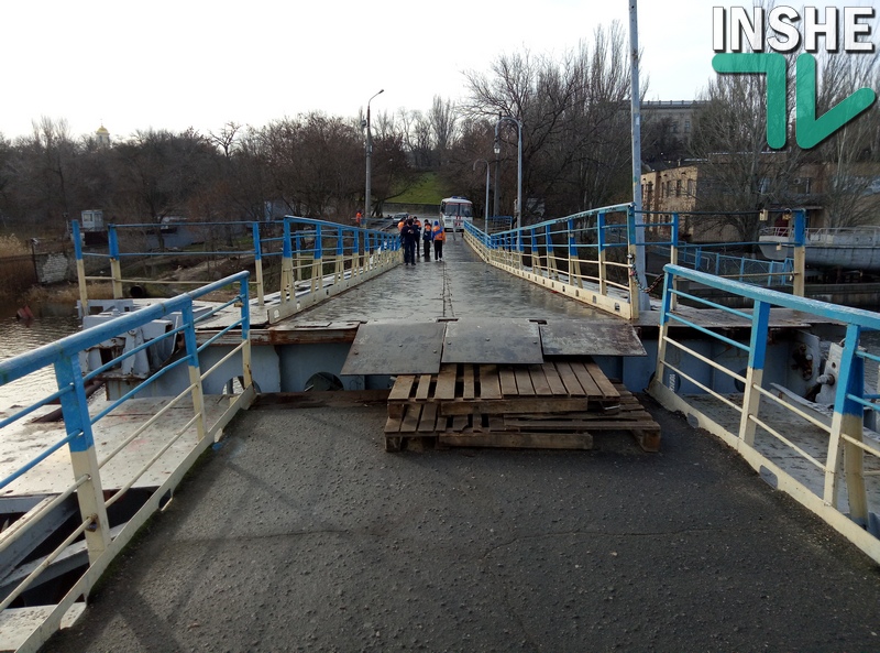 Работники КП «ЭЛУ автодорог» вместе со спасателями откачивают воду из понтонного моста в центре Николаева 9