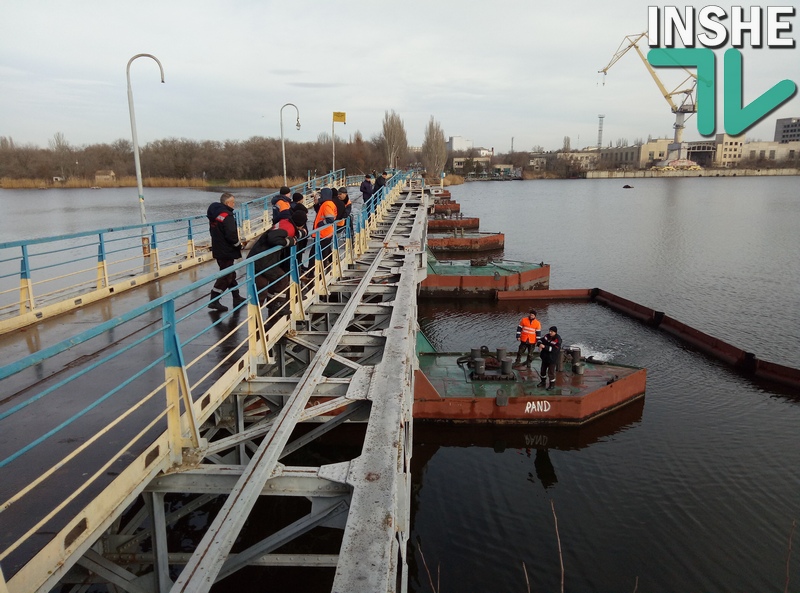 Работники КП «ЭЛУ автодорог» вместе со спасателями откачивают воду из понтонного моста в центре Николаева 13