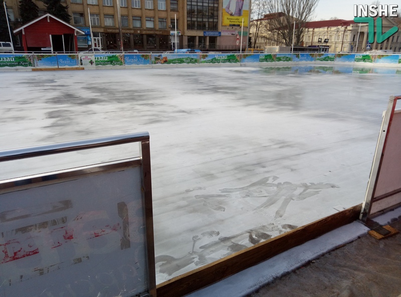 Узаконенный каток на главной площади Николаева уже со льдом 9