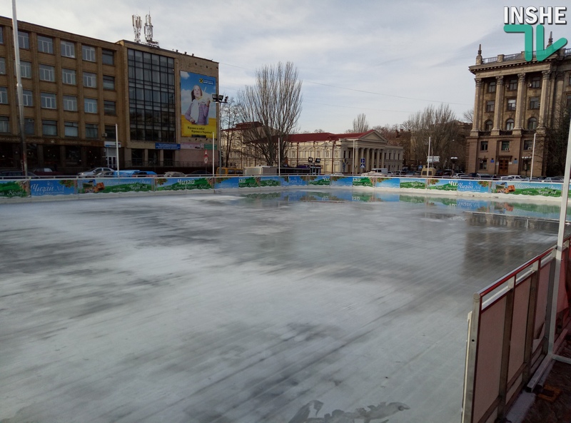Узаконенный каток на главной площади Николаева уже со льдом 11