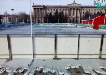Узаконенный каток на главной площади Николаева уже со льдом