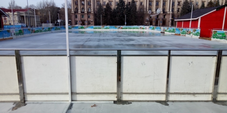Узаконенный каток на главной площади Николаева уже со льдом