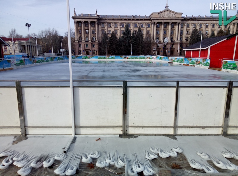 Узаконенный каток на главной площади Николаева уже со льдом 25