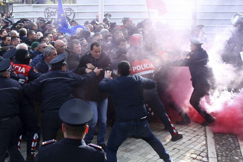 Какое сходство: в Албании оппозиция штурмовала парламент, есть пострадавшие 5