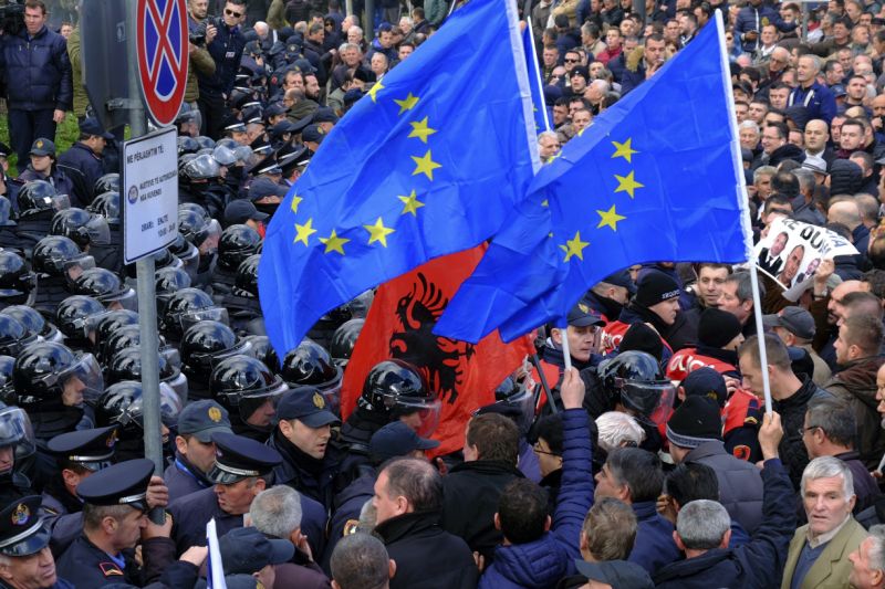 Какое сходство: в Албании оппозиция штурмовала парламент, есть пострадавшие 3