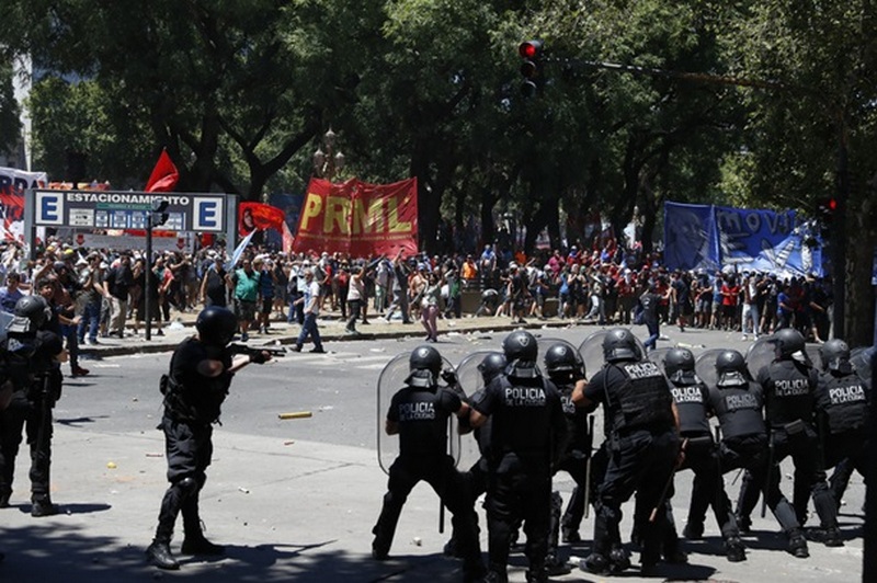 В Аргентине пенсионная реформа вызвала массовые протесты и схватки с полицией: 162 пострадавших 1