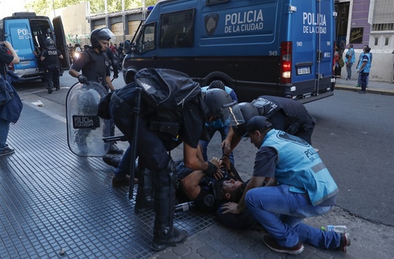 В Аргентине пенсионная реформа вызвала массовые протесты и схватки с полицией: 162 пострадавших 5