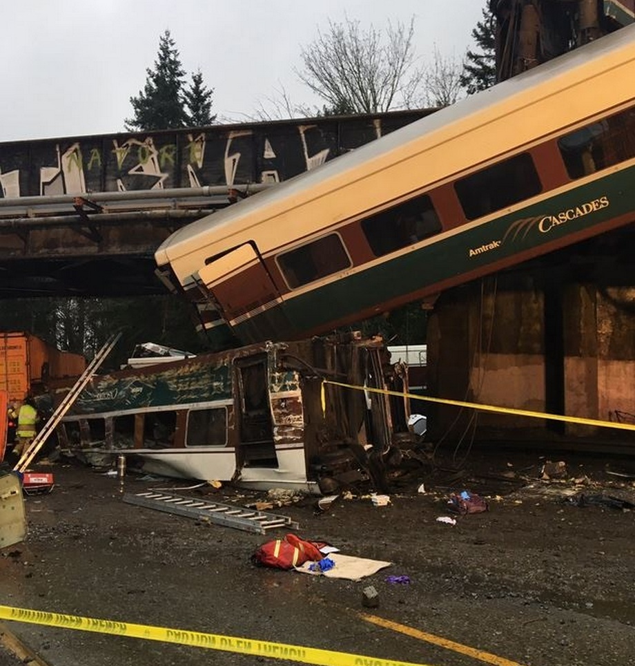 В США пассажирский поезд рухнул с моста на автотрассу 1