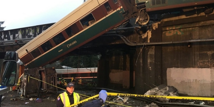 В США пассажирский поезд рухнул с моста на автотрассу