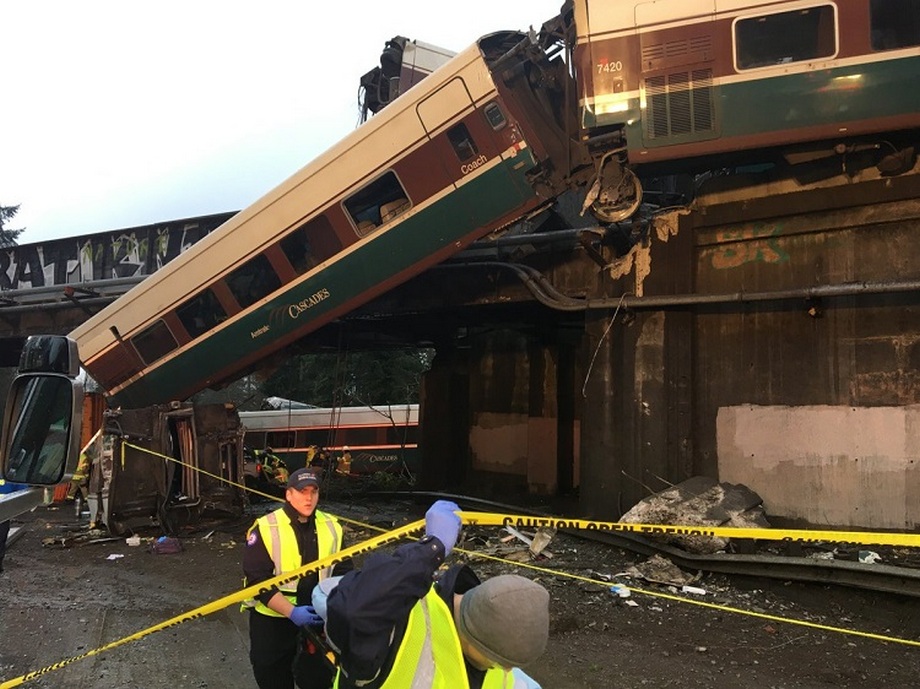 В США пассажирский поезд рухнул с моста на автотрассу 5