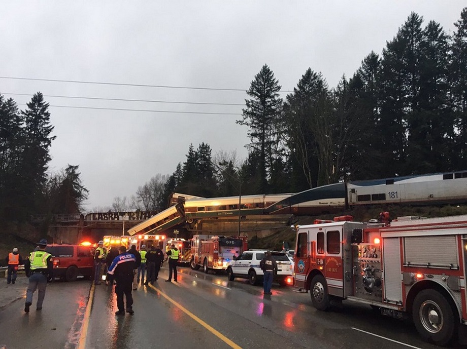 В США пассажирский поезд рухнул с моста на автотрассу 3