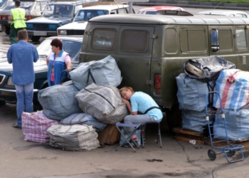 Рада нанесла удар по “челнокам”:  введены ограничения на беспошлинный ввоз и пересылку товаров