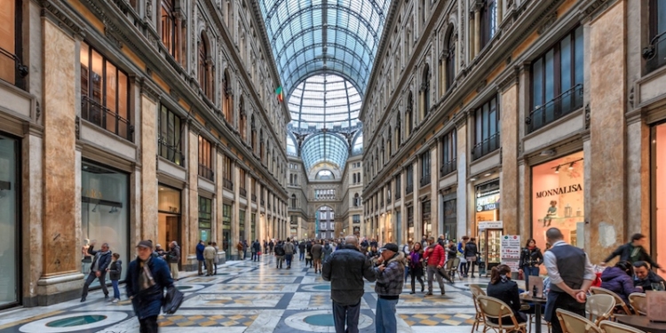 В Неаполе украли елку – через сутки после торжественного открытия