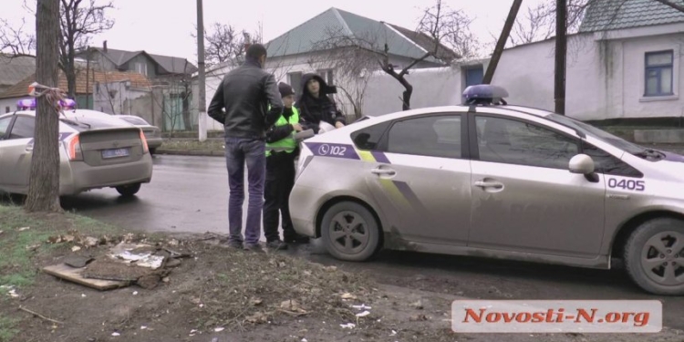 В центре Николаева пьяный таксист устроил ДТП, пытался сбежать, но уснул прямо в авто