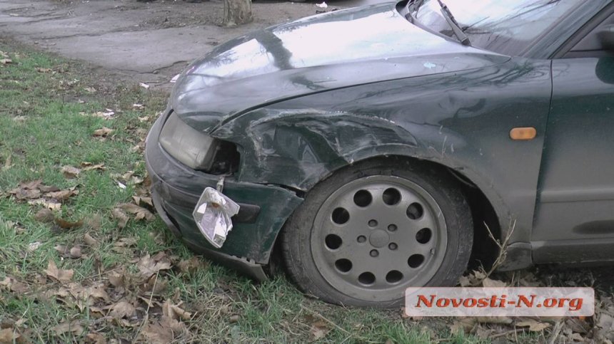 В центре Николаева пьяный таксист устроил ДТП, пытался сбежать, но уснул прямо в авто 1
