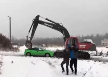 Почему не нужно обижать водителя экскаватора на дороге – видео