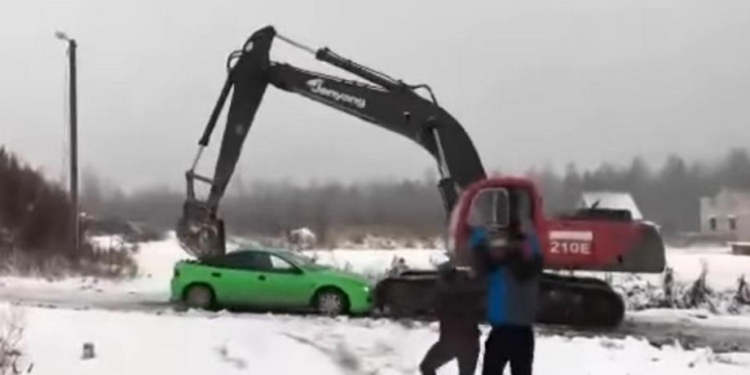 Почему не нужно обижать водителя экскаватора на дороге – видео