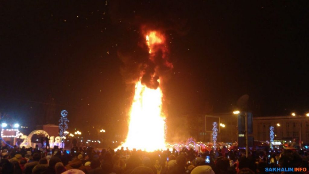 Погуляли. На Сахалине уже встретили Новый год - сожгли дотла главную елку 1