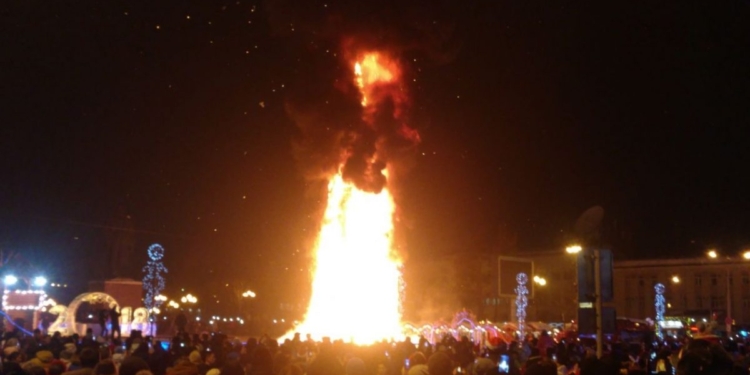 Погуляли. На Сахалине уже встретили Новый год – сожгли дотла главную елку