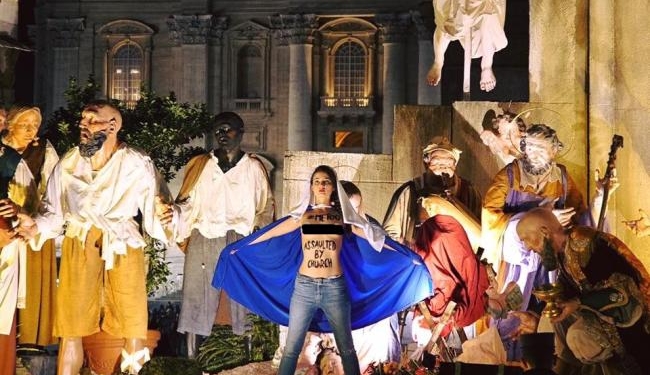 В Ватикане обнаженная активистка Femen пыталась похитить Иисуса