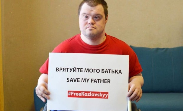 В Киеве судья отказывается переоформить опекунство над сыном инвалидом захваченного боевиками “ДНР” ученому Козловскому, пока пленный не явится в суд