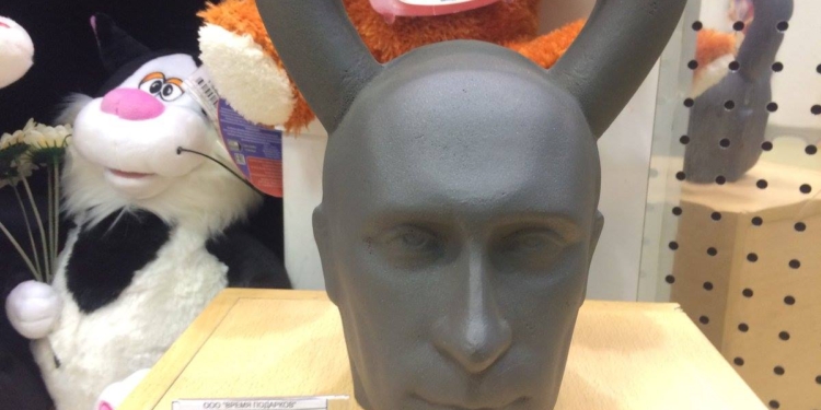 Уже висит. Путин на елке и в виде гири. Новогодние извращения в РФ