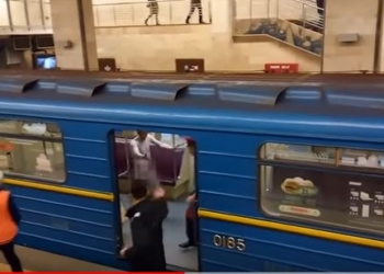 В Киевском метро голый мужчина разгуливал по вагонам и зашел в кабину поезда. И вывести его удалось далеко не сразу